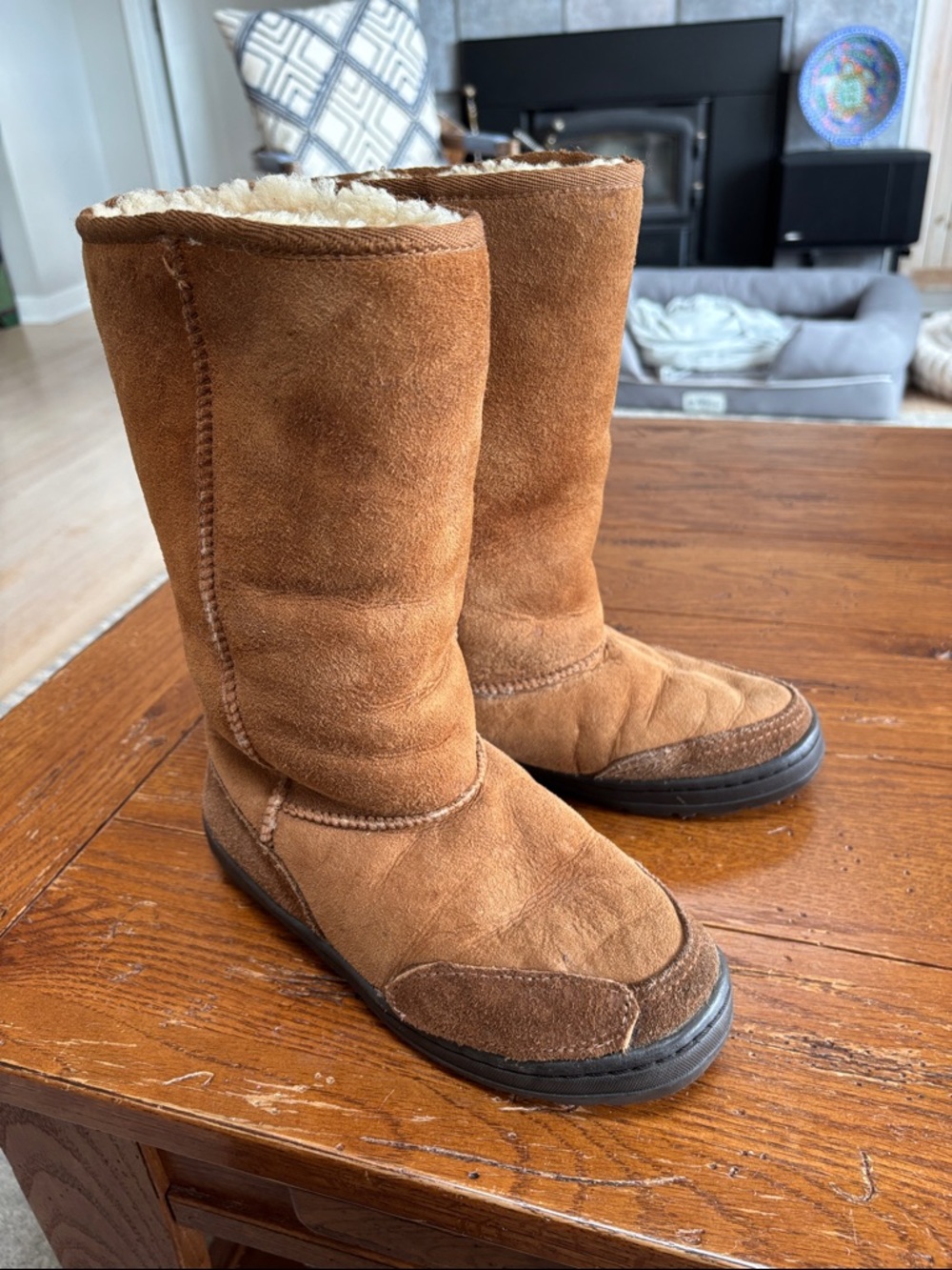 UGG Classic Short Boots Women’s 5245 Chestnut Tan Suede Sheepskin Lined Size 7